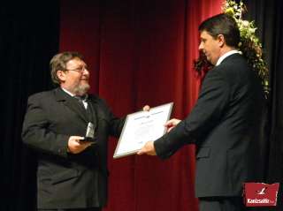 Czupi Gyula igazgató átveszi a Nagykanizsa Megyei Jogú Város Kisebbségeiért címet.jpg Czupi Gyula igazgató átveszi a Nagykanizsa Megyei Jogú Város Kisebbségeiért címet.jpg