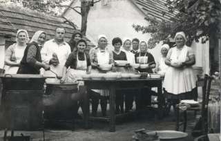 Készülődés Szalai Teréz esküvőjére balatonmagyaródon Kovács Ferencné fotója az 1980-as évek elejéről.jpg Készülődés Szalai Teréz esküvőjére balatonmagyaródon Kovács Ferencné fotója az 1980-as évek elejéről.jpg